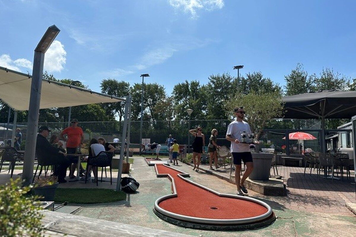 Eruit met het team: Tennis en Midgetgolf Renesse